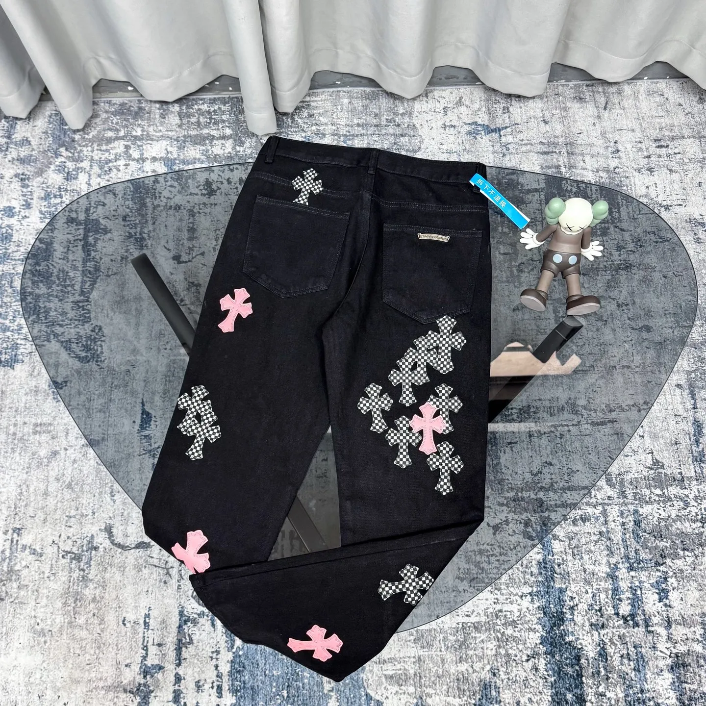 P280 Chrome Hearts ch Chrome Hearts Cherry Blossom Pink Checkerboard Cross Patch Leather Jeans, Original 5W+ It is well known that chromehearts jeans use vintage Levis jeans as the base for creation. They usually add their own unique silver buckles and silver ornaments, plus leather embellishments. This is the reason why the value of these vintage jeans doubles. Because the base is vintage jeans, the jeans themselves have been very soft and comfortable after years of baptism. This can be distinguished from ordinary jeans. Regarding the size, you should also refer to the pants data. Size: 28 30 32 34 (corresponds to S-XL) Size chart: 28 Waist 76 Pants length 104 Hips 102 30 Waist 80 Pants length 105 Hips 106 32 Waist 84 Pants length 106 Hips 110 34 Waist 88 Pants length 107 Hips 114